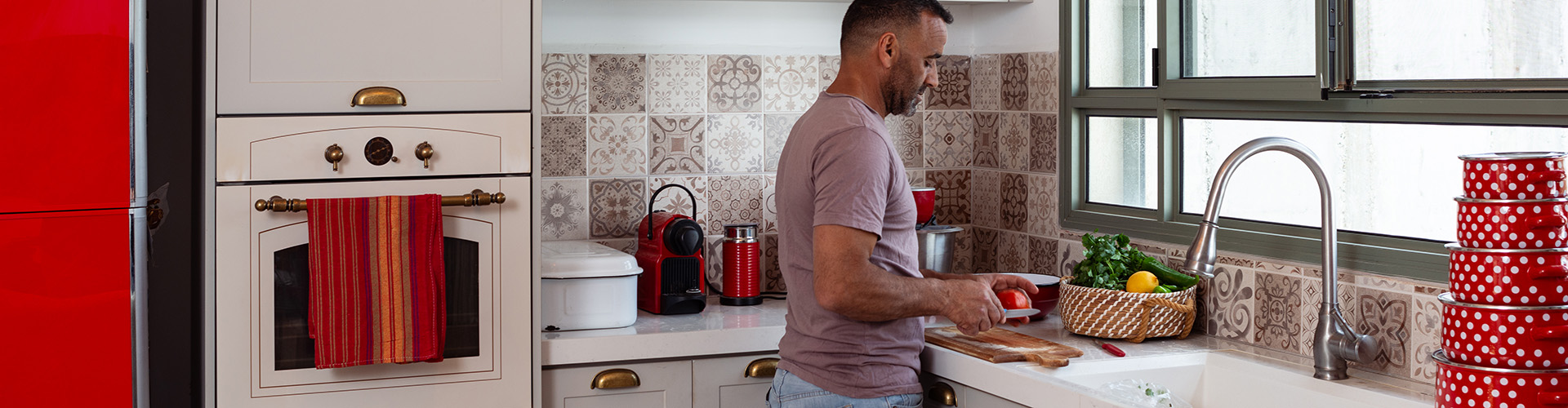 man chopping tomatoes in his modern kitchen
